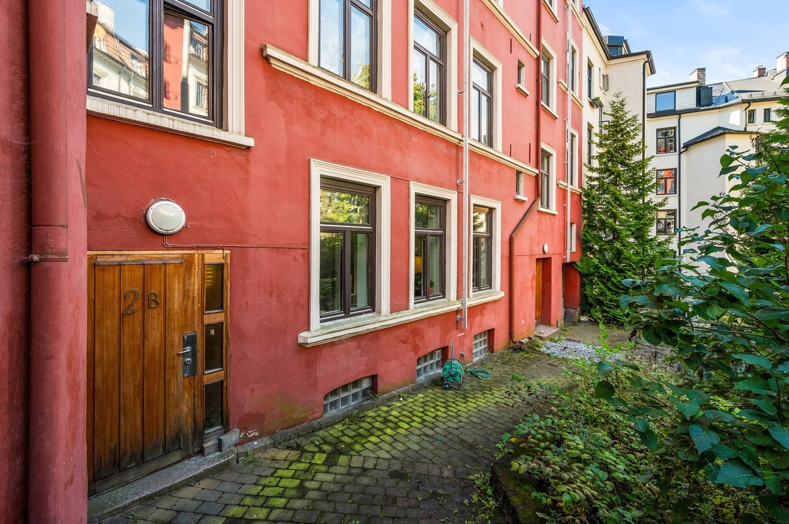 Leiligheten ligger i høy 1. etg, vendt inn mot felles bakgård. Galleribilde
