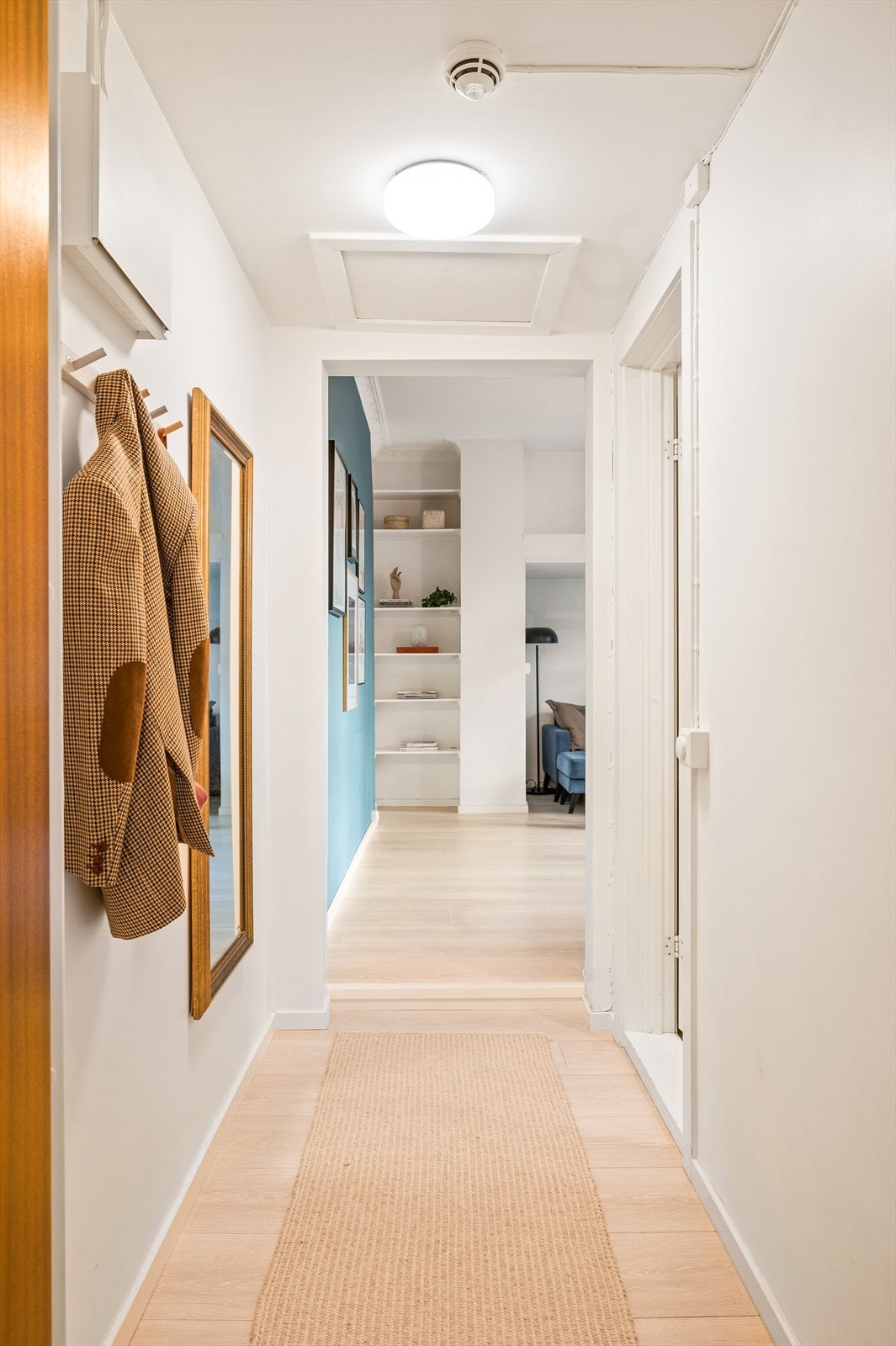 Velkommen inn! Innbydende entré som er med på å gi et godt førsteinntrykk av denne gjennomførte leiligheten. I entréen er det naturlig plass for å sette fra seg sko og yttertøy. Galleribilde