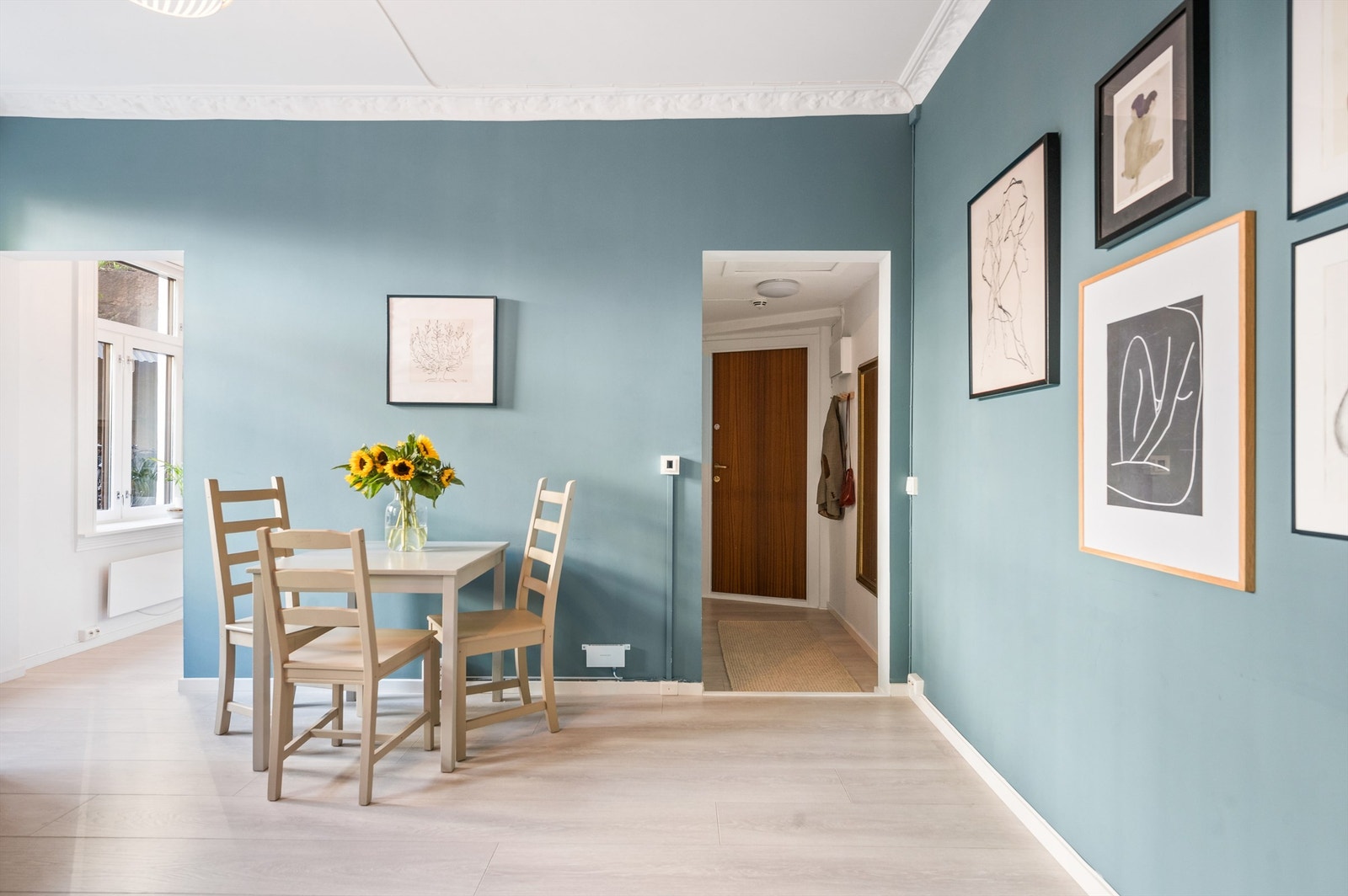 Innbydende stue med fine, naturlige lysforhold gjennom store vindusflater. Sammen med den gode takhøyden skaper dette en fin atmosfære og frodig utsyn mot bygårdens bakgård. Galleribilde