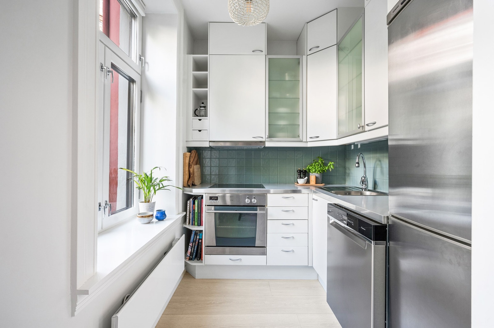 Over kjøkkenbenk er det montert fliser, stikkontakter og belysning. Medfølgende hvitevarer bestående av frittstående kjøleskap med frysedel, oppvaskmaskin, integrert stekeovn og platetopp. Galleribilde
