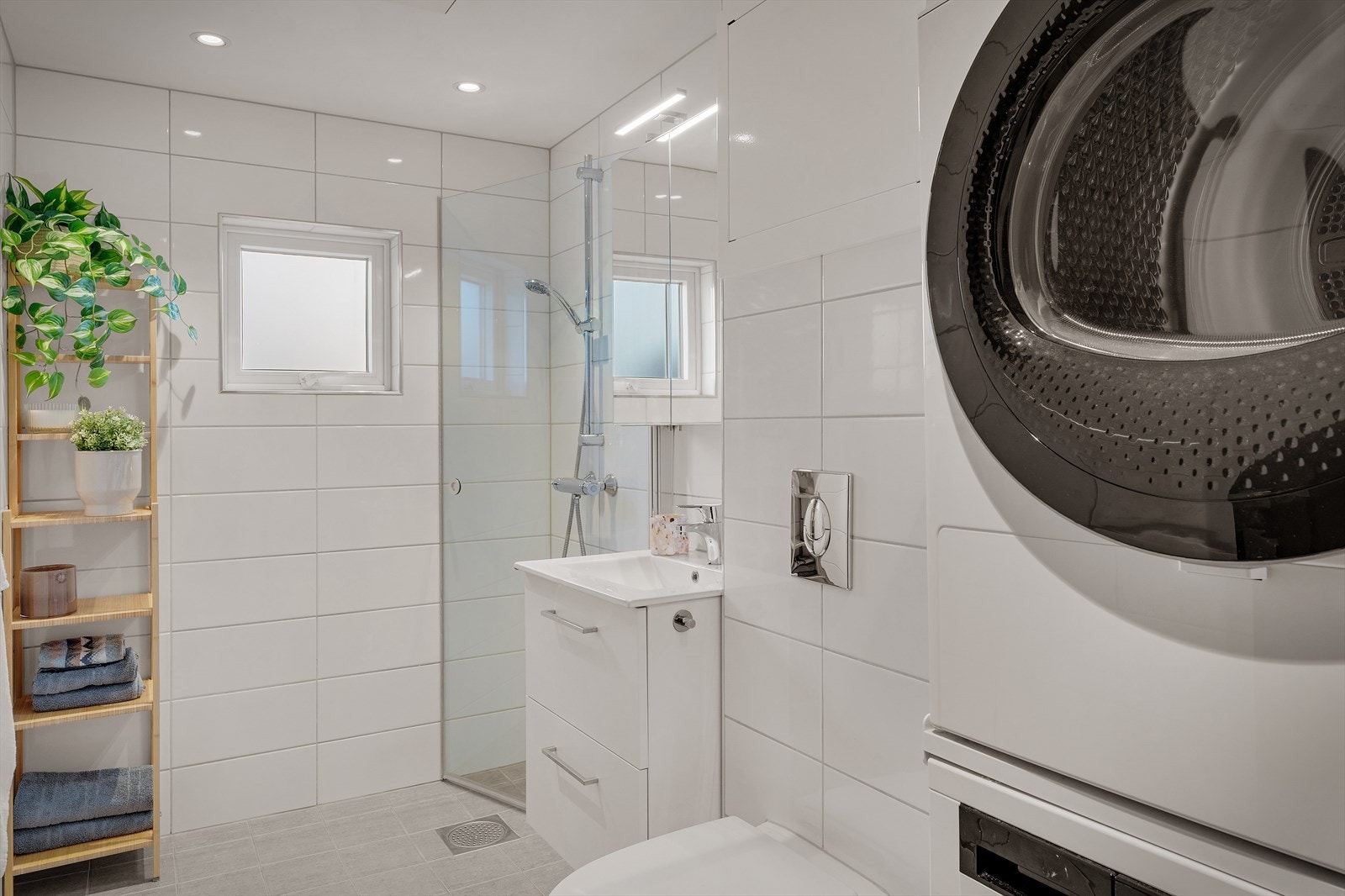 - Innbydende, helfliset bad med behagelig varme i gulv - Galleribilde