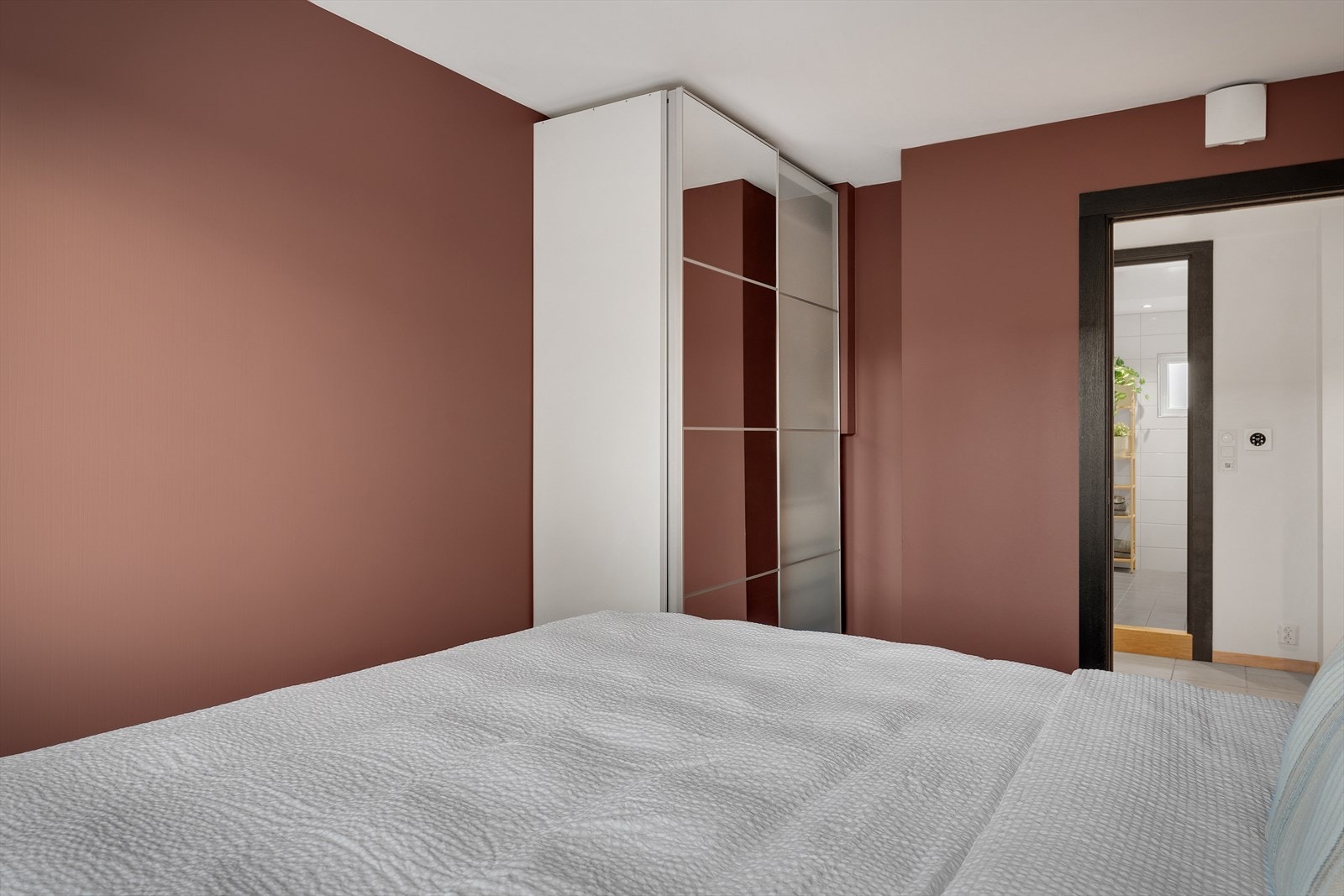 - God plass til et romslig garderobeskap - Galleribilde