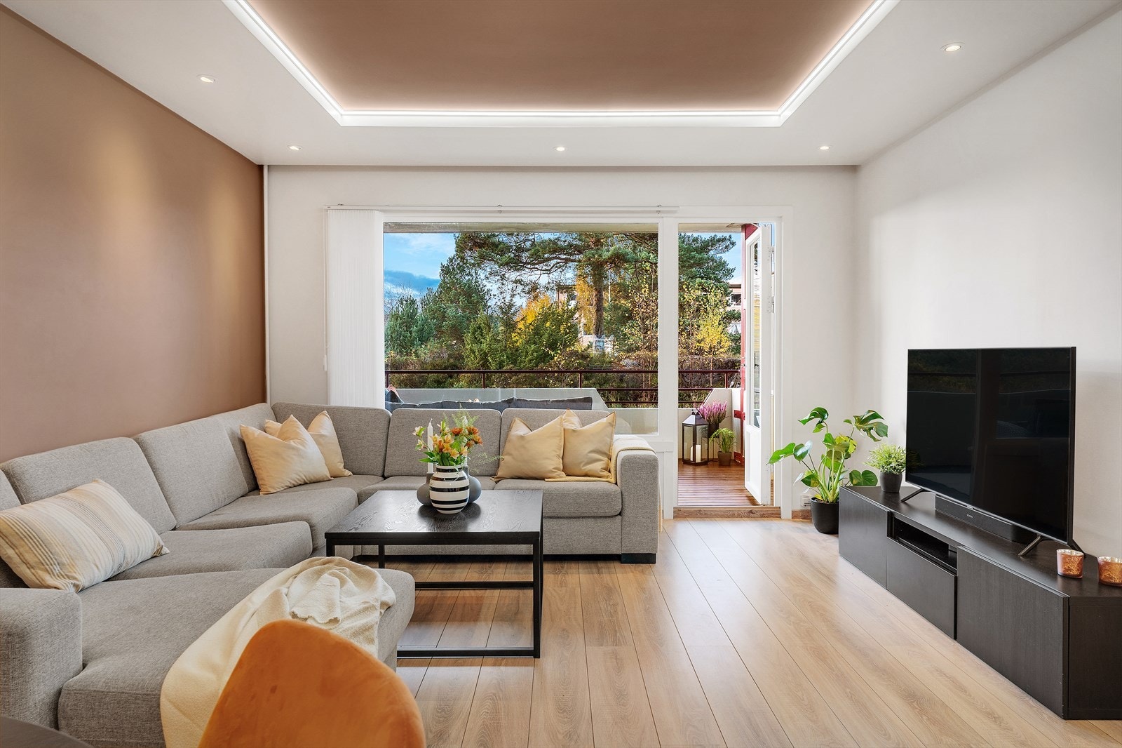 - Merk deg downlights i himling samt ledstripe som skaper en fin innramming - Galleribilde