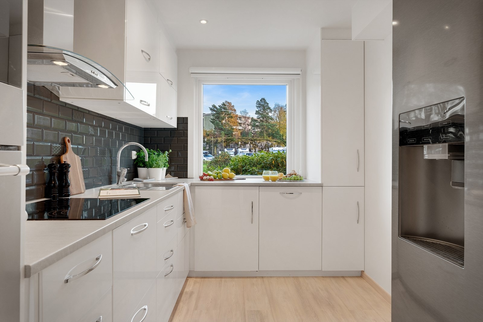 - Tidløs kjøkkeninnredning fra Ikea med slette fronter og benkeplate i laminat - Galleribilde