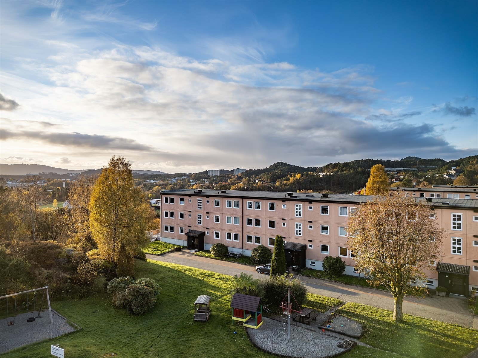 - Med lekeplasser for barna - Galleribilde