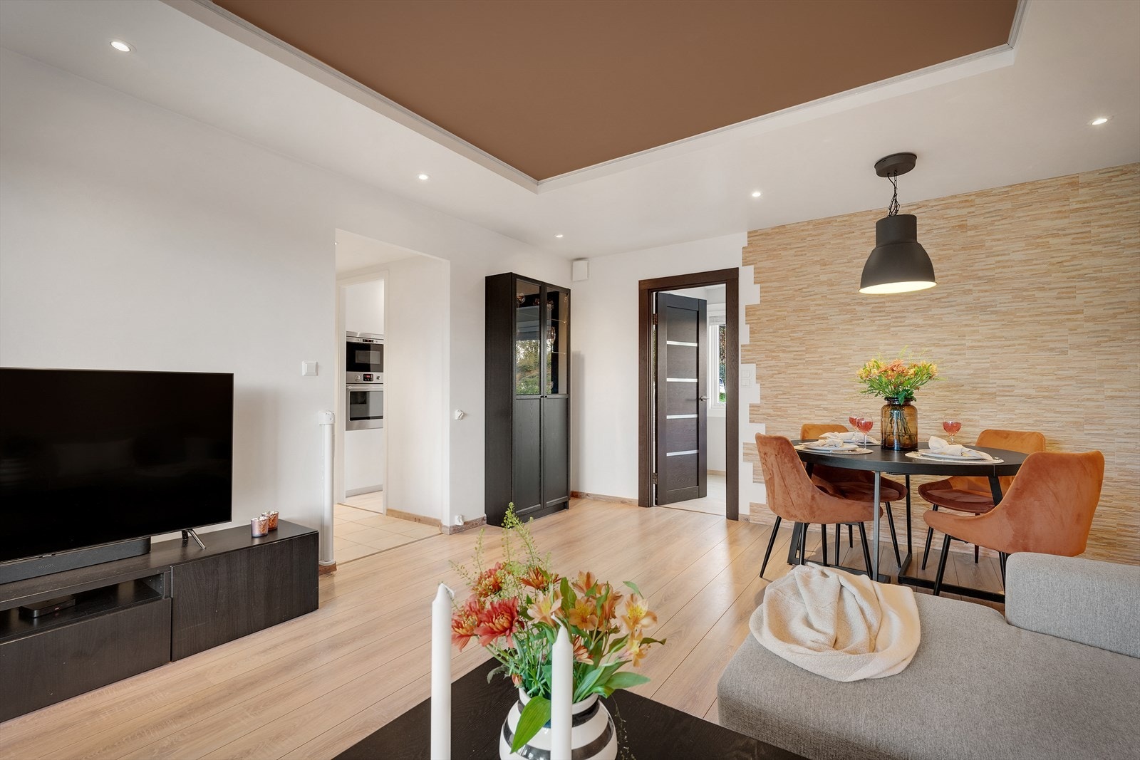 - Her er det god plass til både spisebord og sofagruppe i ulike soner - Galleribilde