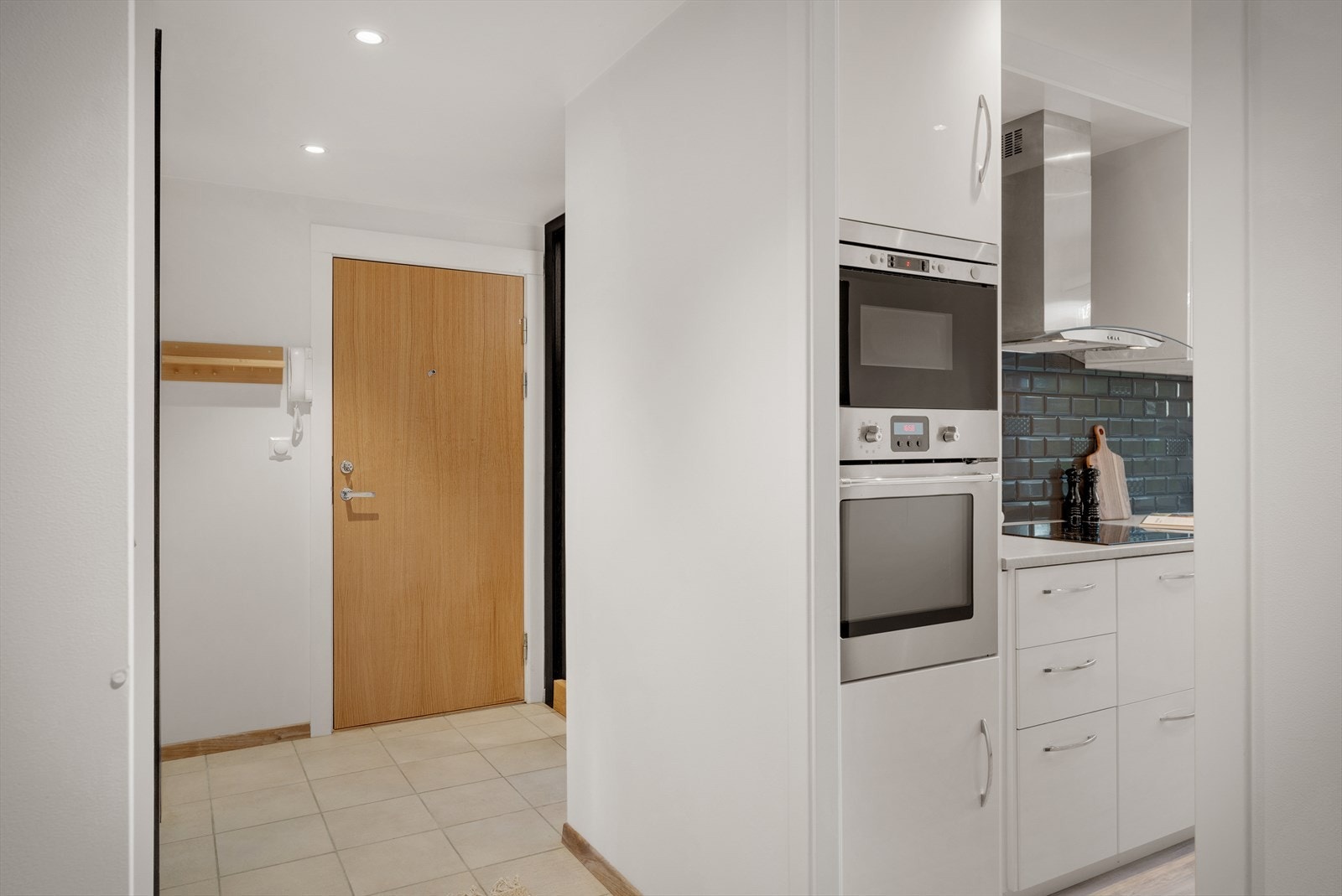 - I gangen er det god plass til oppheng av yttertøy og sko - Galleribilde