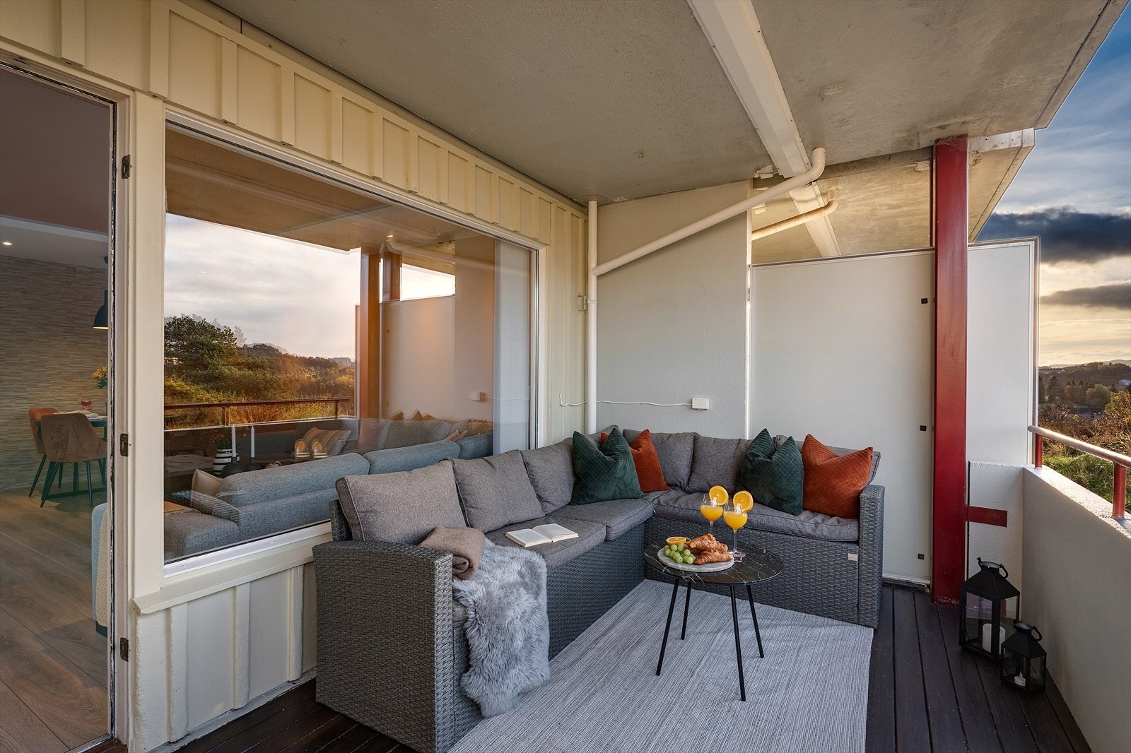 - Balkongen måler 10m². Overbygget gjør bruksmulighetene betraktelig mye større - Galleribilde