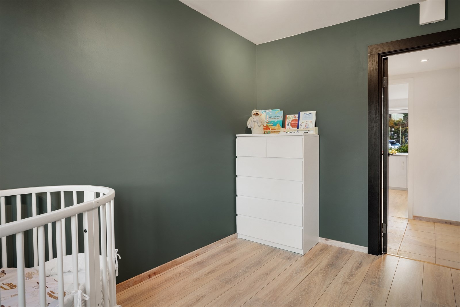 - Rommet er malt i en delikat grønntone - Galleribilde