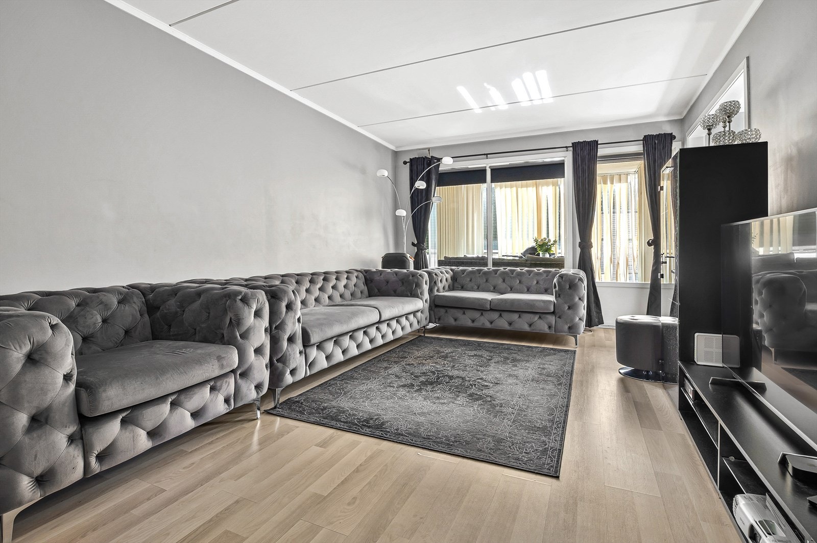 Romslig stue med god plass til sittegruppe. Galleribilde