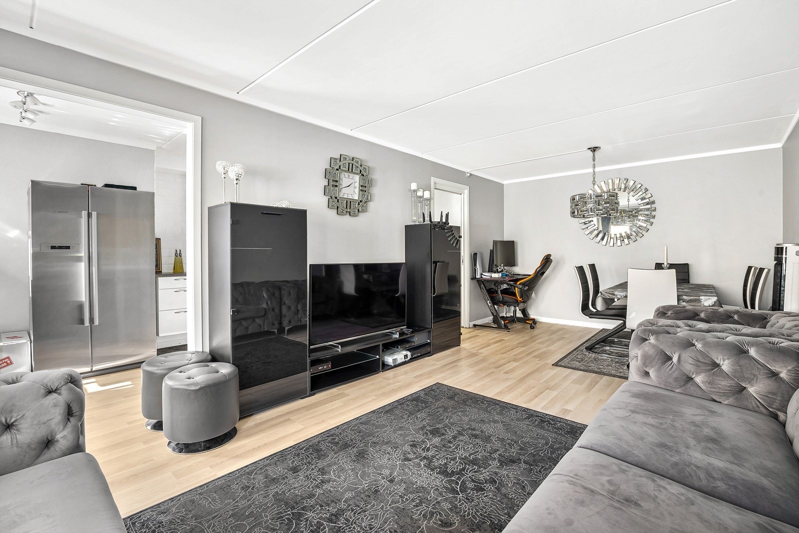 Stuen er enkel å innrede med god plass til sofa- og spisegruppe. Galleribilde