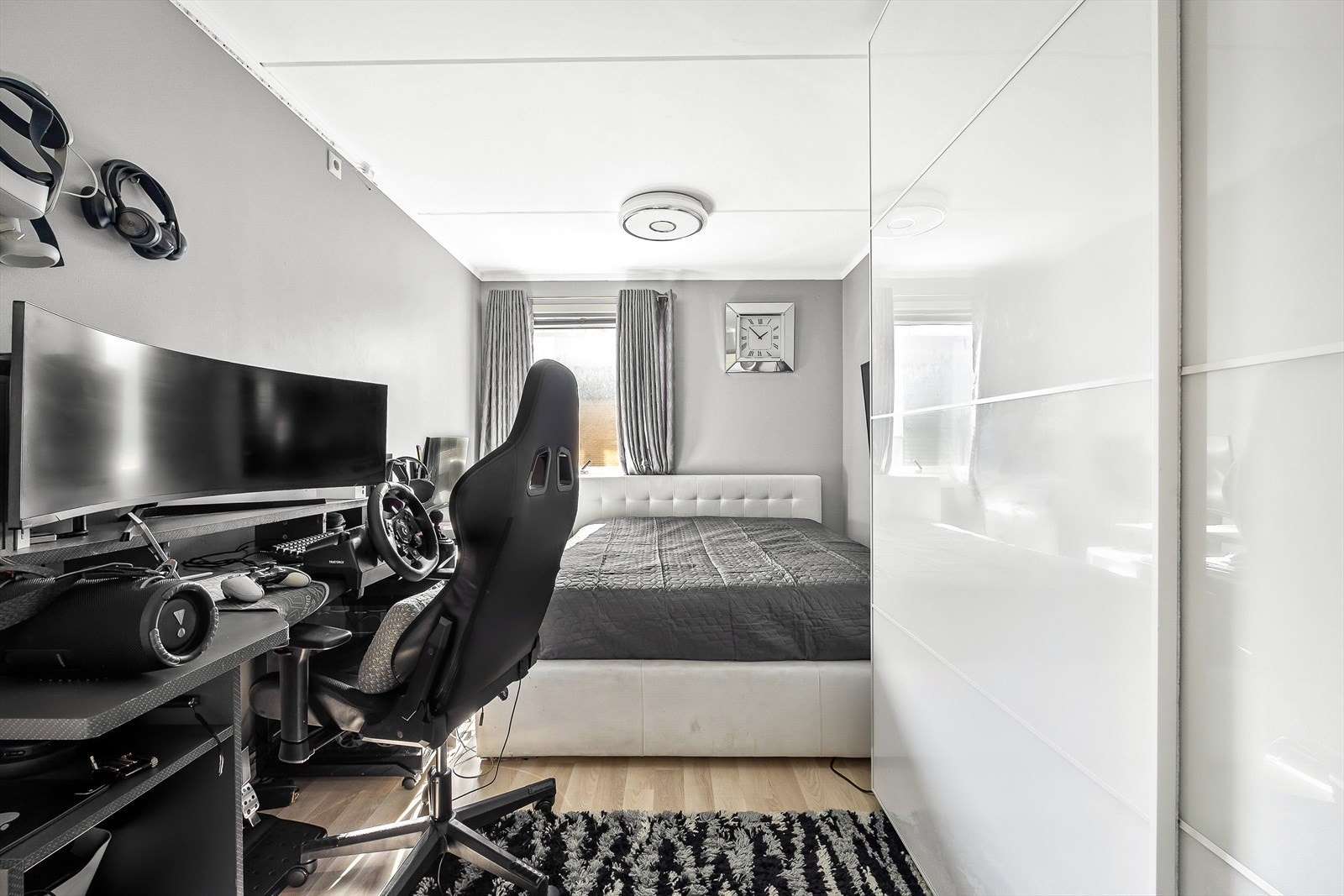 Hovedsoverom med god plass til dobbeltseng og garderobeskap. Galleribilde