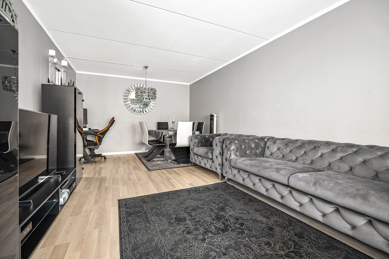 Store vindusflater gir boligen rikelig med naturlig lys. Galleribilde