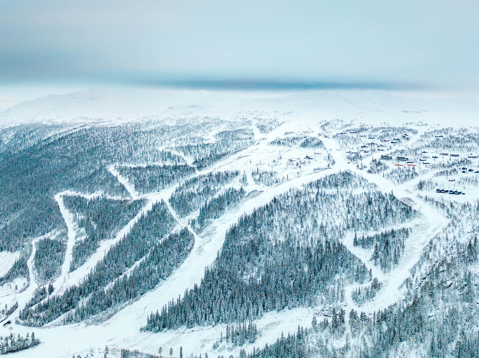 Dronefoto over Uvdal skisenter Her ser man traseène i alpinanlegget Galleribilde