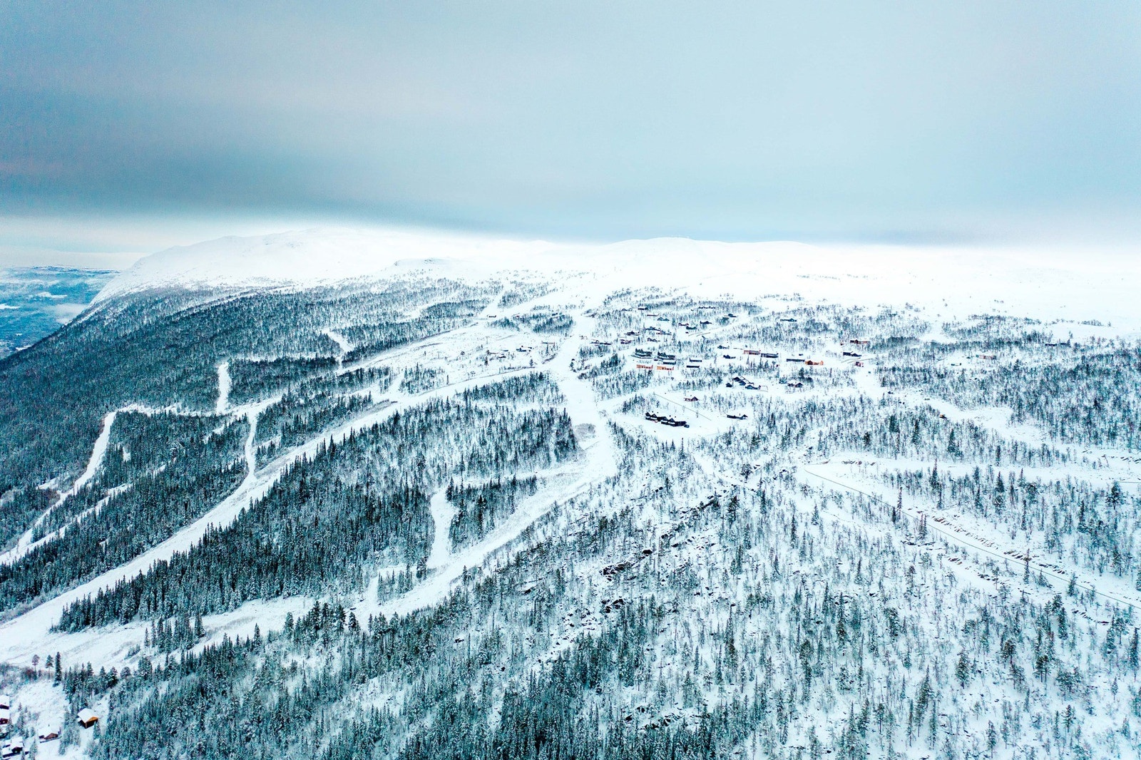 Dronefoto over Uvdal skisenter Her ser man traseène i alpinanlegget Galleribilde