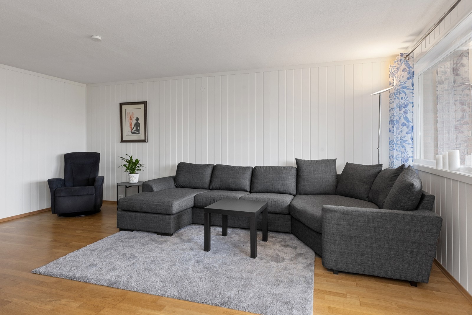 Luftig stue med god plass til både salong og spisemøblement. Galleribilde