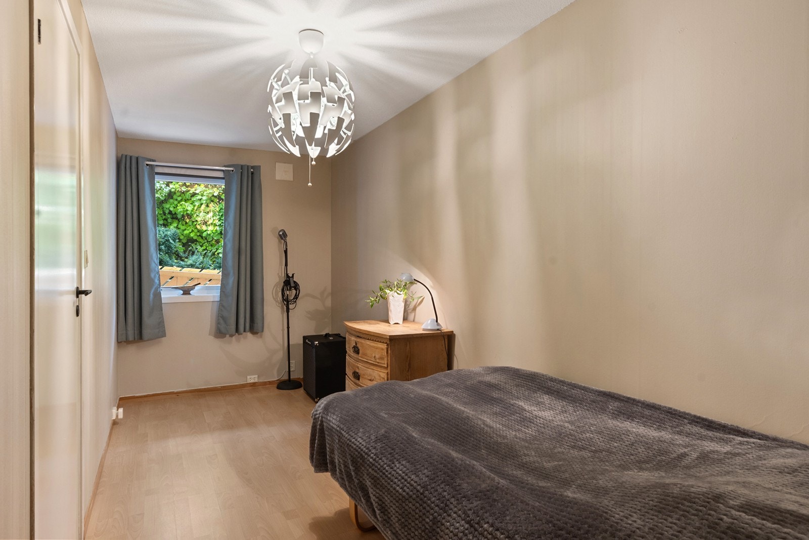 Soverom nr 2 er noe mindre, og passer fint som barnerom, gjesterom eller kontor. Galleribilde