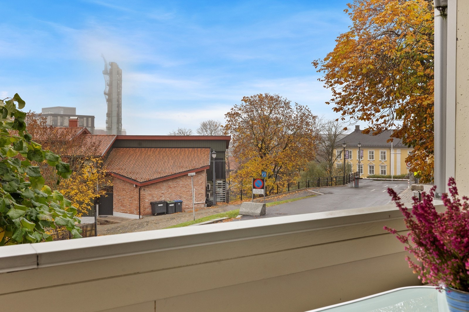 Leiligheten har en meget sentral beliggenhet i Moss sentrum, men samtidig oppleves det som et rolig boområde. Galleribilde