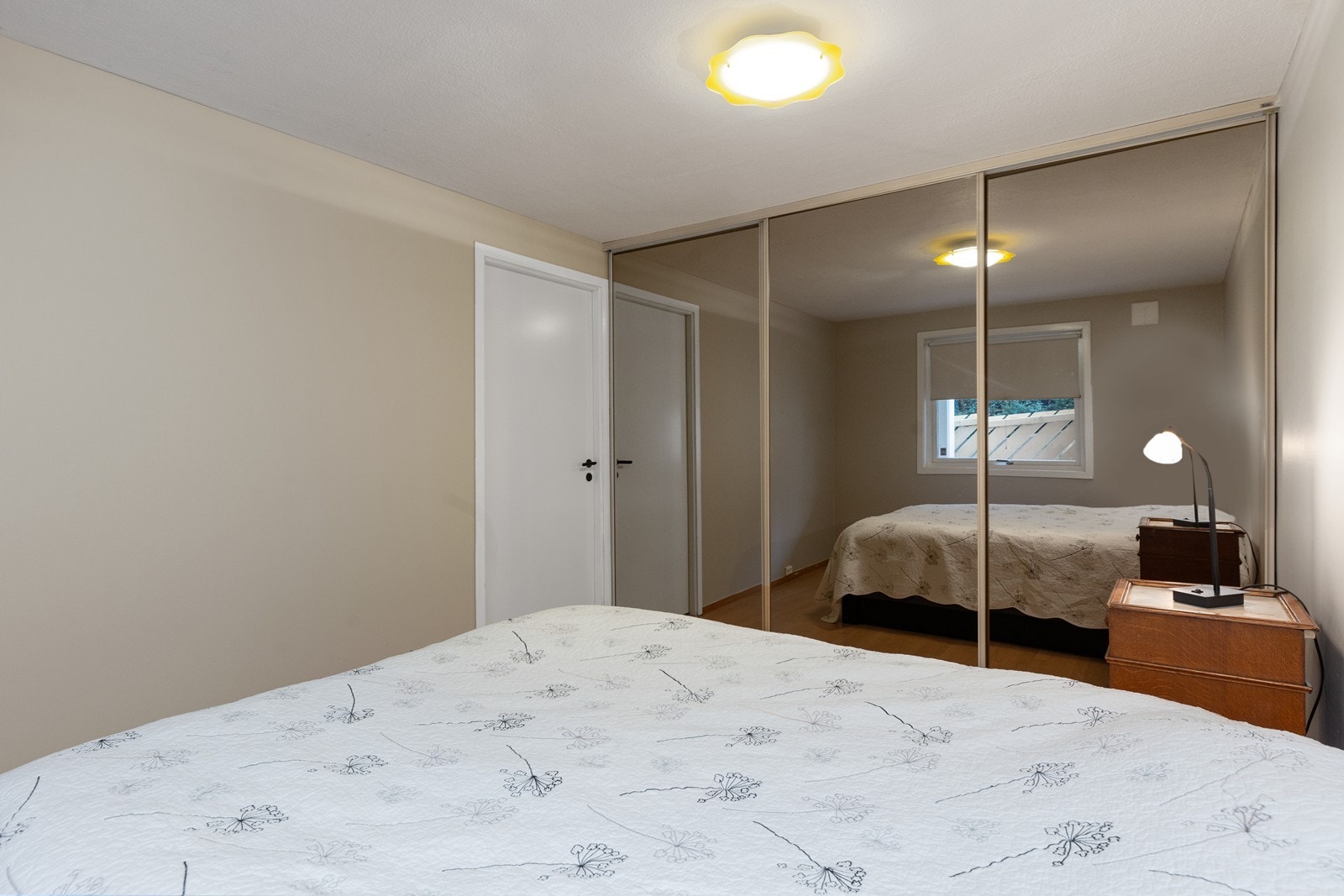 Rommet har stor skyvedørsgarderobe med speilfronter, med rikelig lagringsplass. Galleribilde