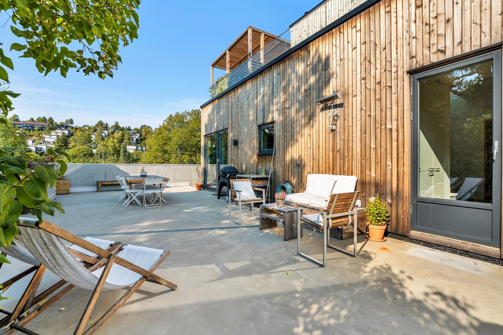 Markterrassen omkranser huset mot sør og vest for glidende overgang mellom inne- og uteliv Galleribilde