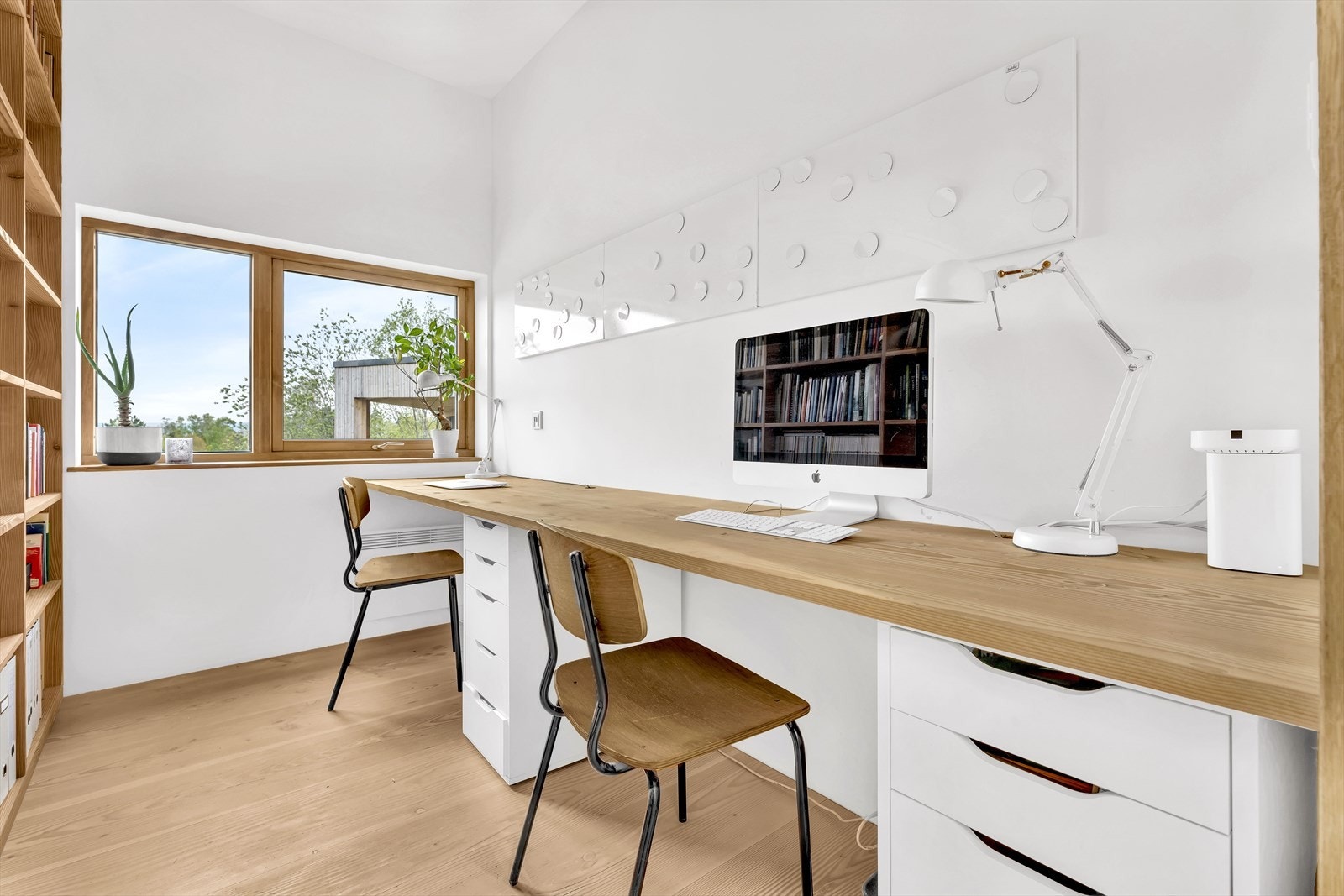 Ideelt hjemmekontor med plassbygde bokhyller fra Dinesen Galleribilde