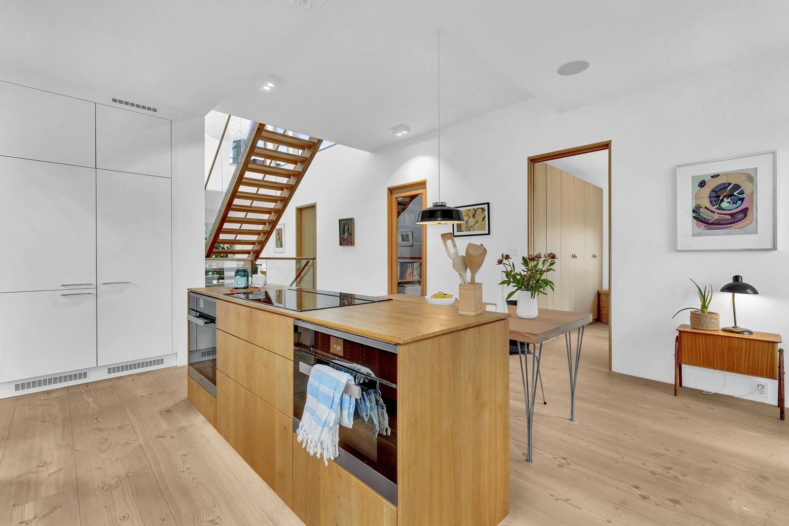 To stekeovner fra Miele, den ene dampovn. Benkeventilator som heves ved bruk. 90 cm induksjonstopp. Dobbelt kjøleskap med isbitfunksjon Galleribilde