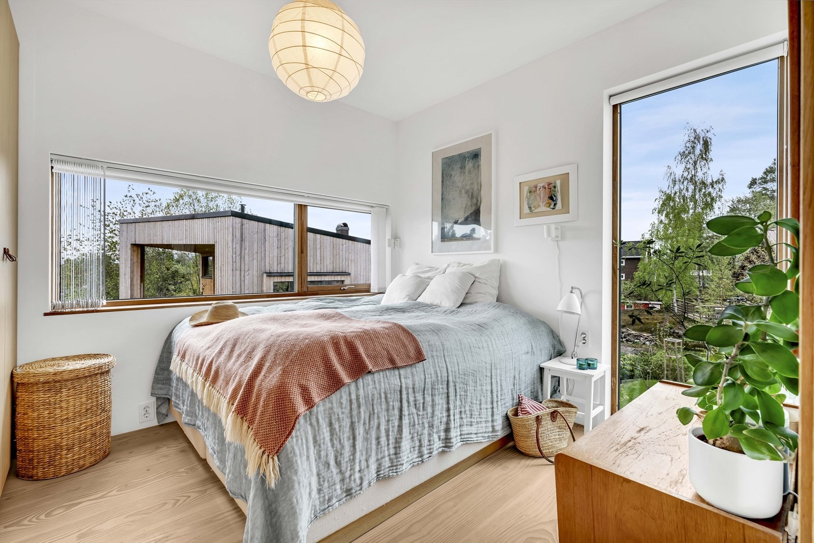 Soverom, rikelig med lysinnslipp og garderobeskap langs vegg Galleribilde