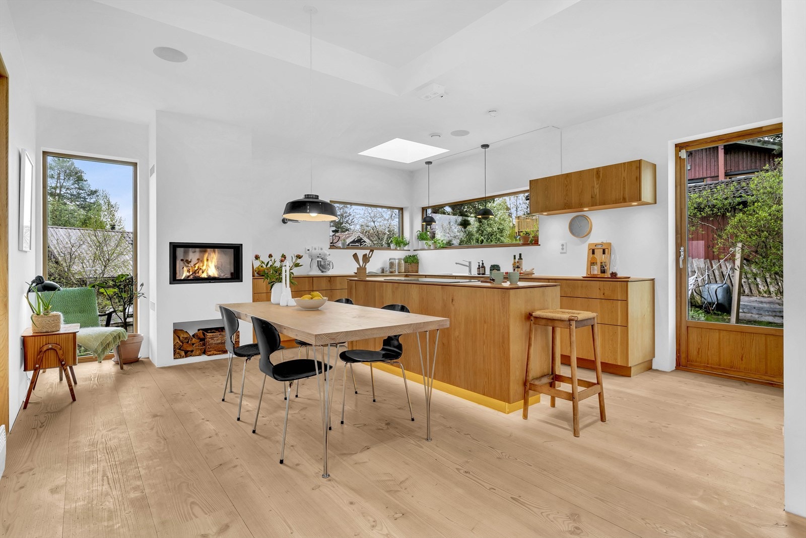 Contura peis, takvindu, innebygde takhøytalere og utgang til markterrasse Galleribilde