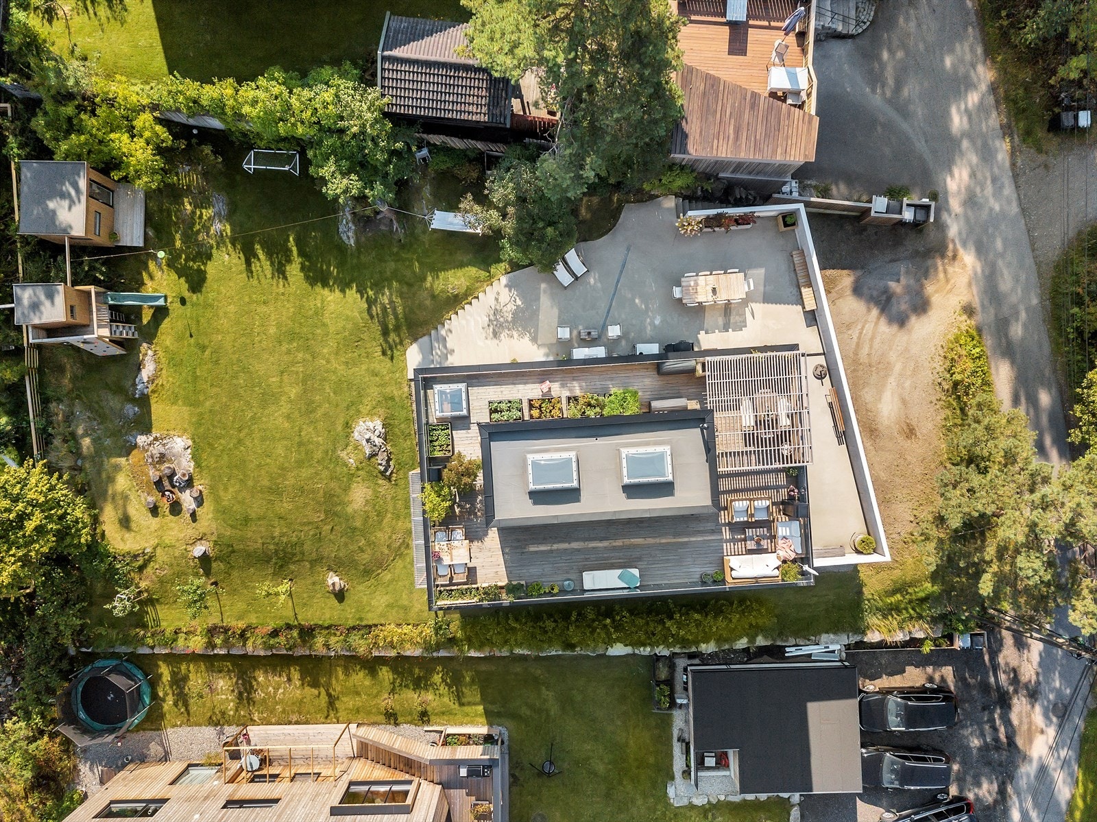 Fugleperspektiv over eiendommen. Leg merke til takvinduene Galleribilde