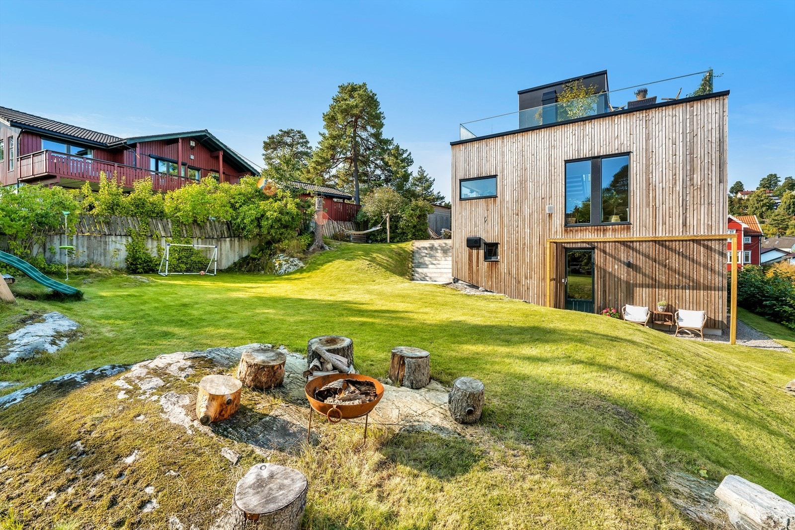 Annekset er i dag innredet for lek, men kan være gjesterom eller hjemmekontor. Det er isolert og har innlagt strøm Galleribilde