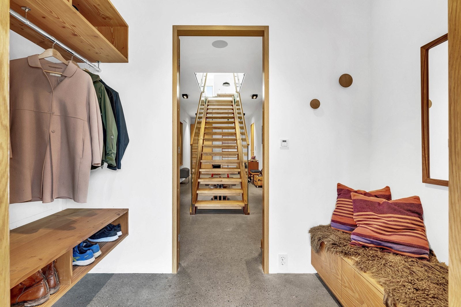 Entréen er innbydende med plassbygd innredning i Douglas Gran fra danske Dinesen, bygd av møbelsnekker Kjetil Suleng Galleribilde