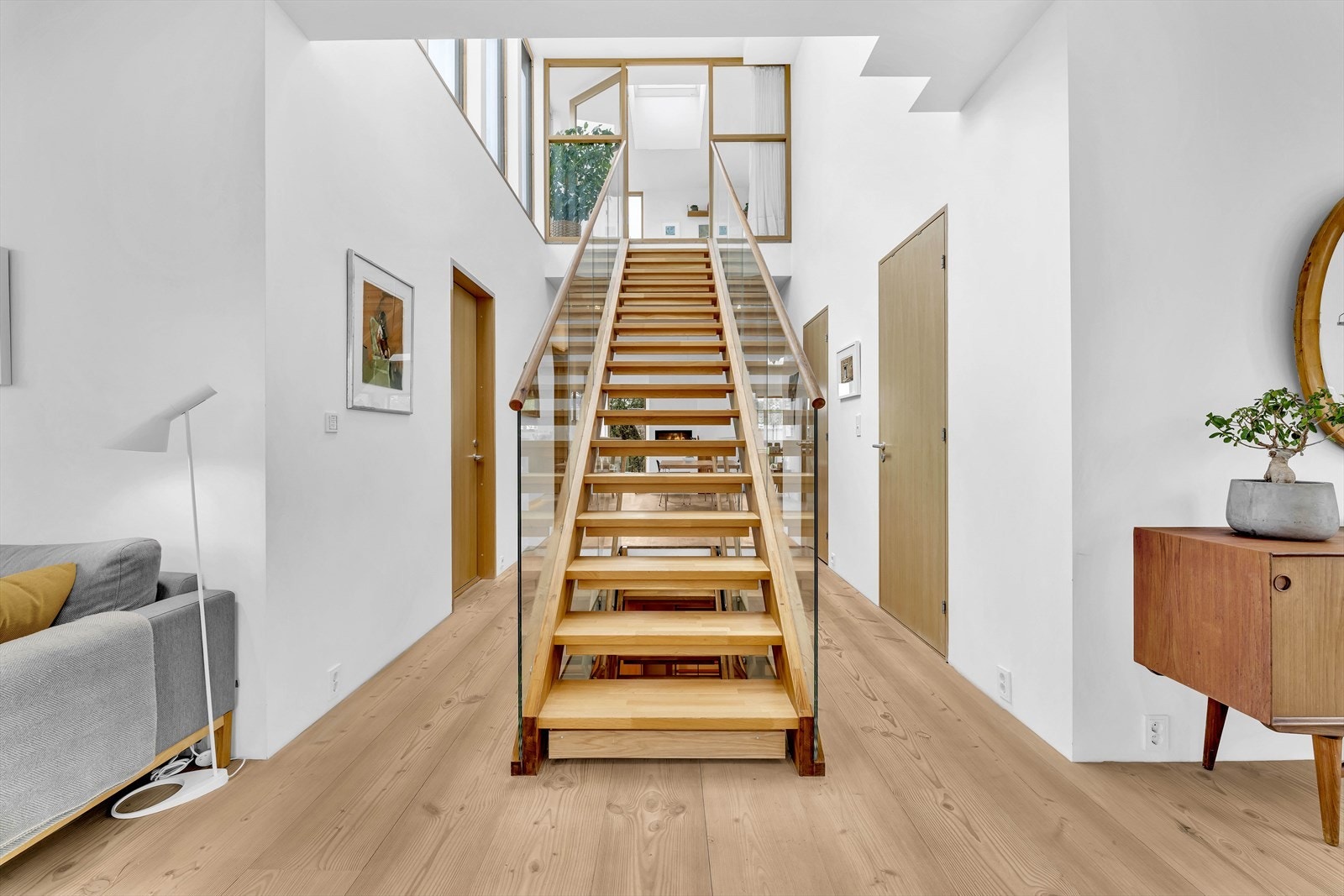 Fra stuen i 2. etg går det rettsløp trapp med glassrekkverk opp til takstuen Galleribilde