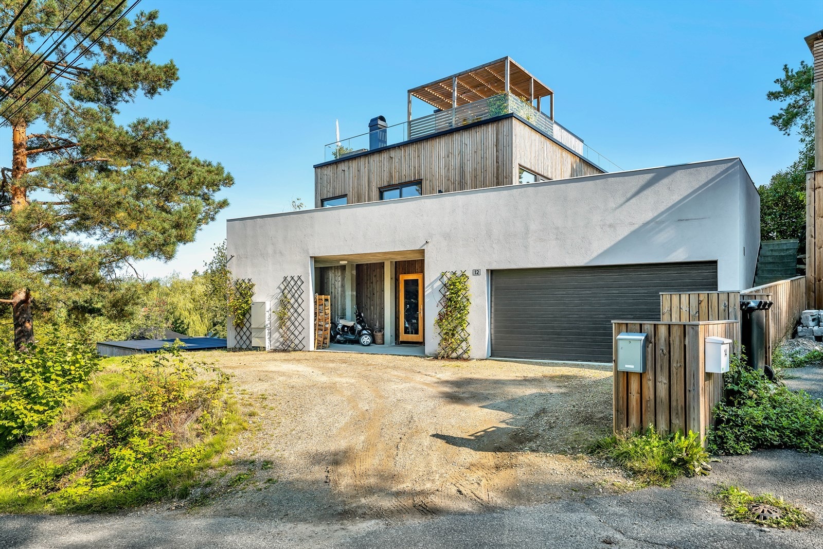 Boligen har dobbel garasje med opplegg for el-bil lading og rikelig med plass til oppbevaring Galleribilde