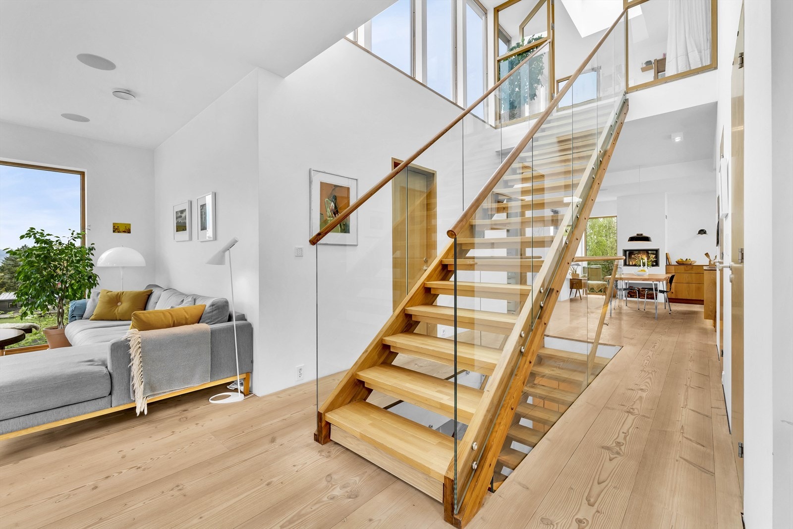 Stuen er åpen mot spisestue og trapperom opp til takstuen og takterrassen Galleribilde