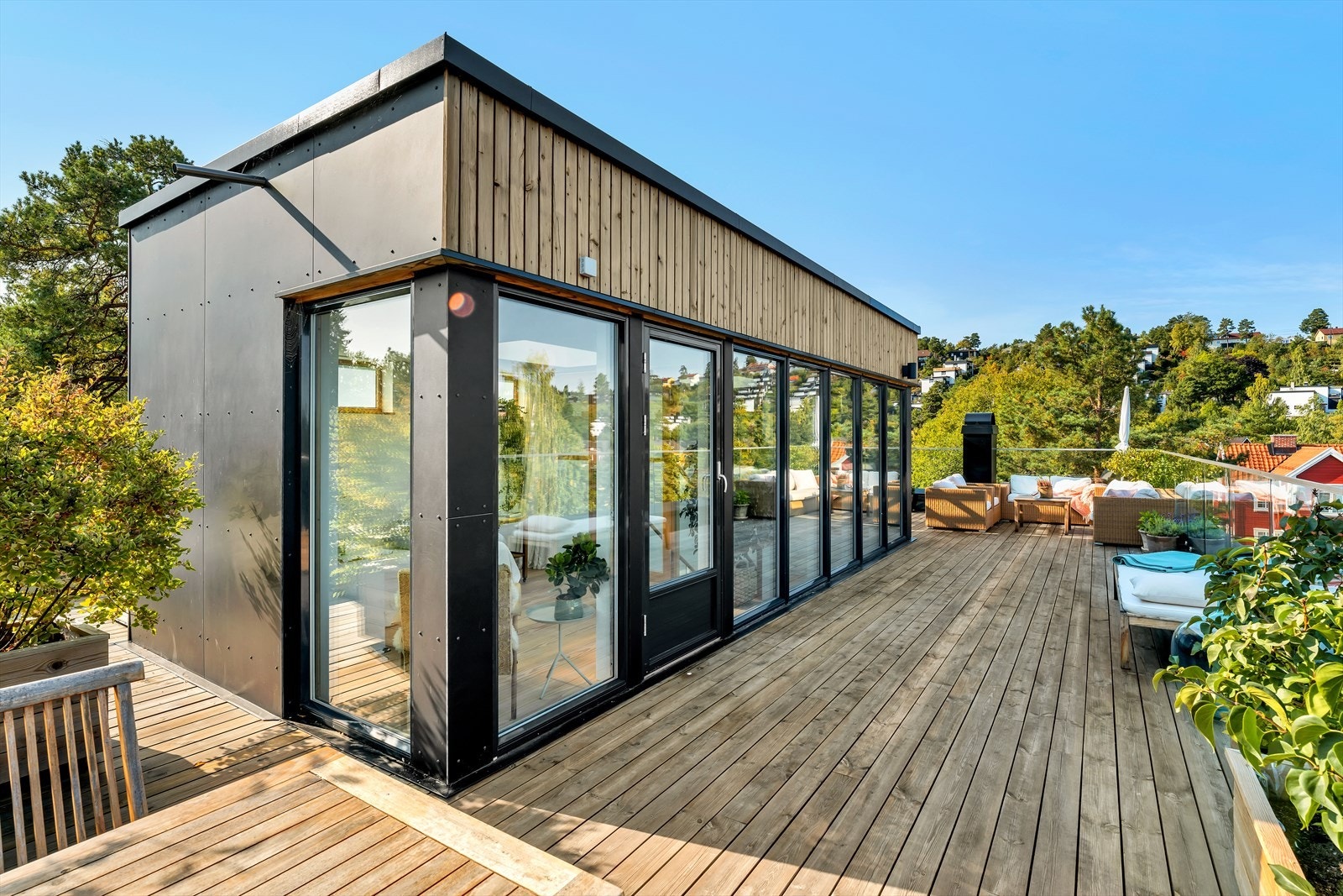 Takterrassen er ca 90 m². Den har også opplegg for jacuzzi! Galleribilde