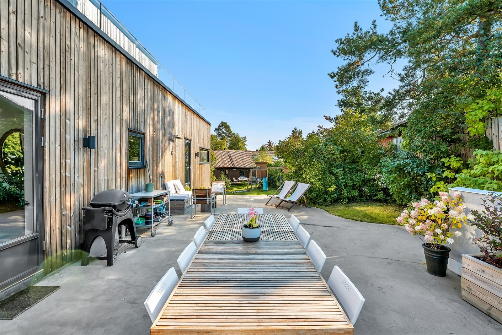 Terrassen har god plass til utemøblement av ulikt slag Galleribilde