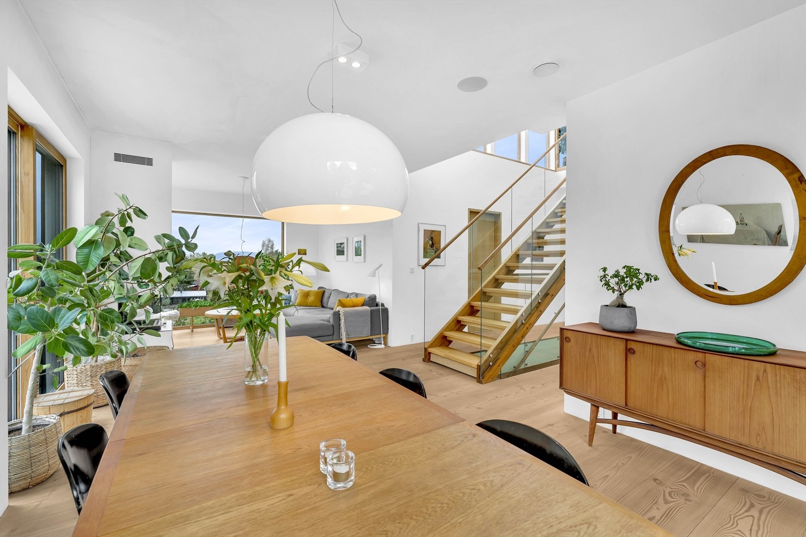 Spisestuen er romslig, her får du enkelt plass til 14 personer til bords Galleribilde