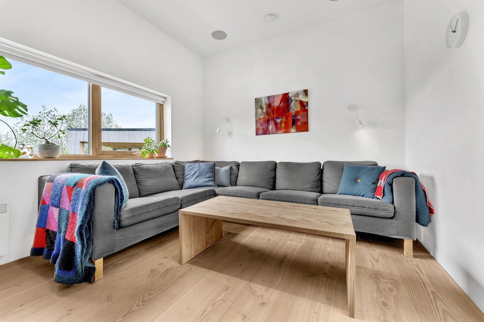 Det er et eget media-rom ved siden av stuen. Rommet er lydisolert og har innebygd surround-anlegg Galleribilde