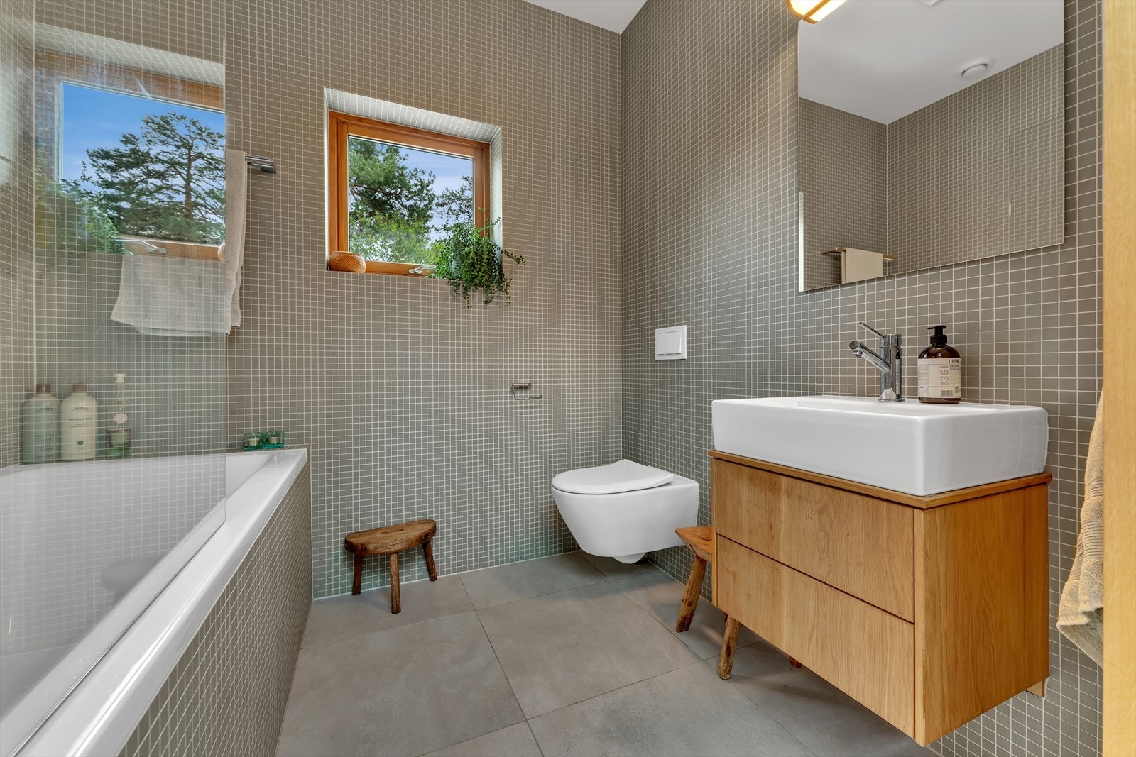 Badet i denne etasjen har innebygd badekar med dusjløsning (raindance), badeinnredning i eik fra møbelsnekker, videre stort speil og veggmontert wc Galleribilde