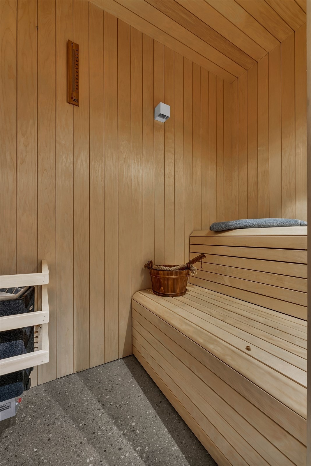 Badstue med vegger og innredning i osp. Badstueovn med tidsstyring. Her er det også innebygde høytalere Galleribilde