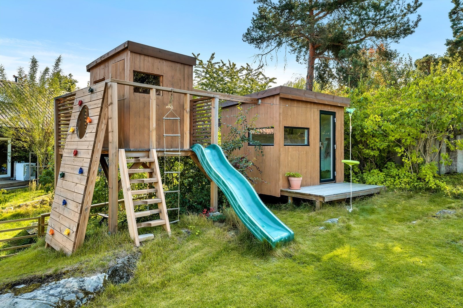 På tomten finner du lekestativ og anneks Galleribilde