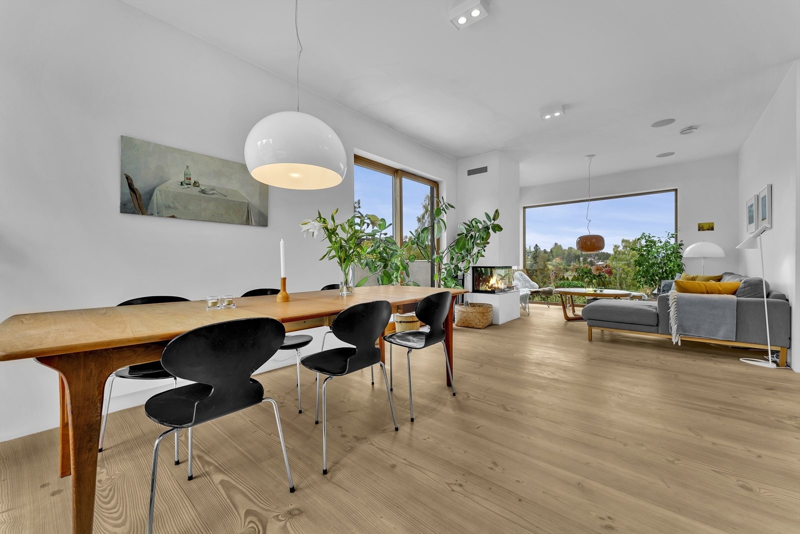 Store vindusflater gir rikelig med lys og to glassdører fører ut til en vidunderlig terrasse med gode solforhold Galleribilde