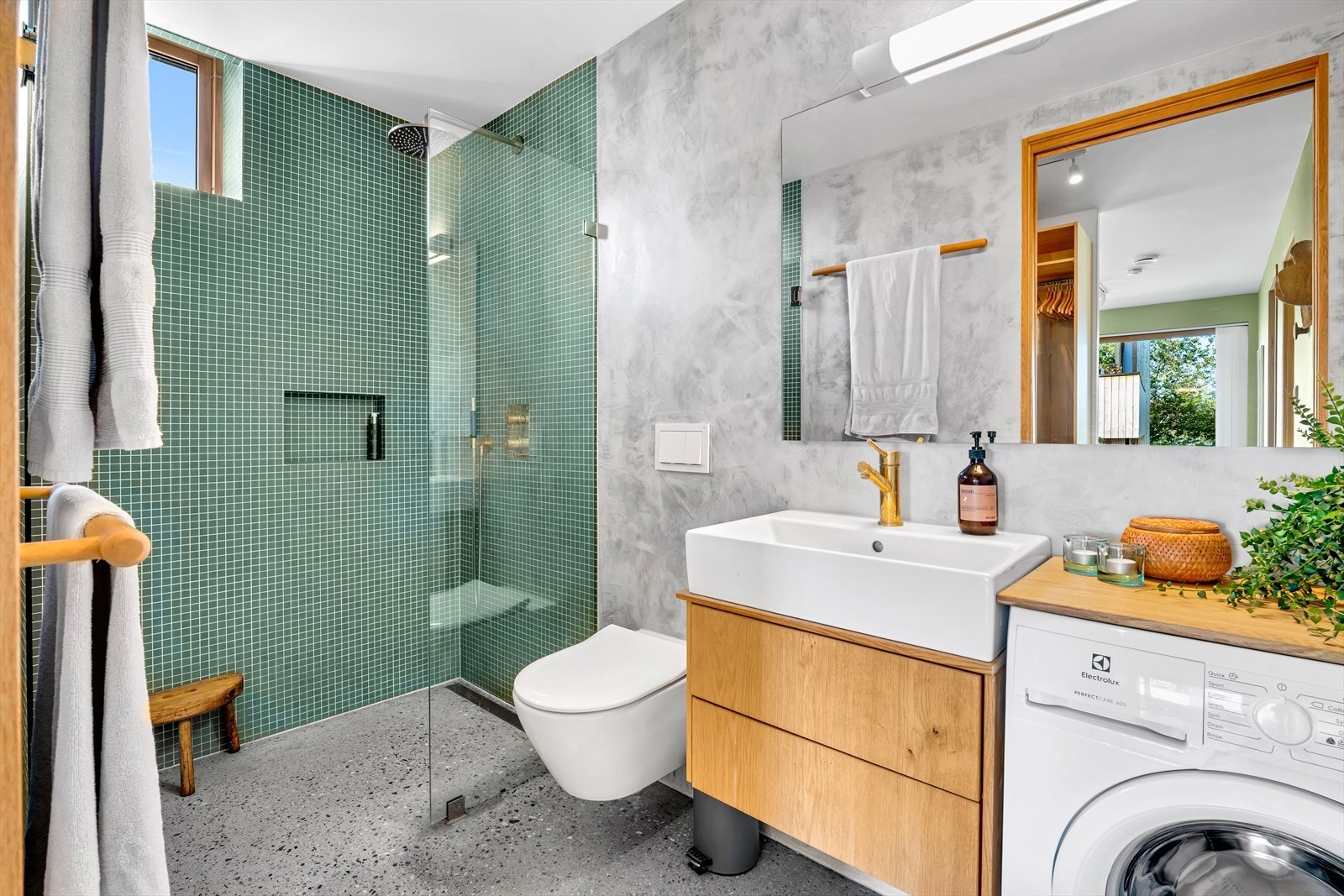 Delikat bad i hybel delen. Var tidligere eget bad for master bedroom Galleribilde