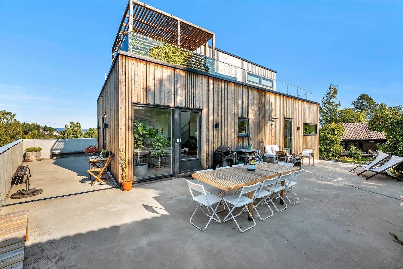 Stor terrasse utenfor stuen med gode solforhold Galleribilde