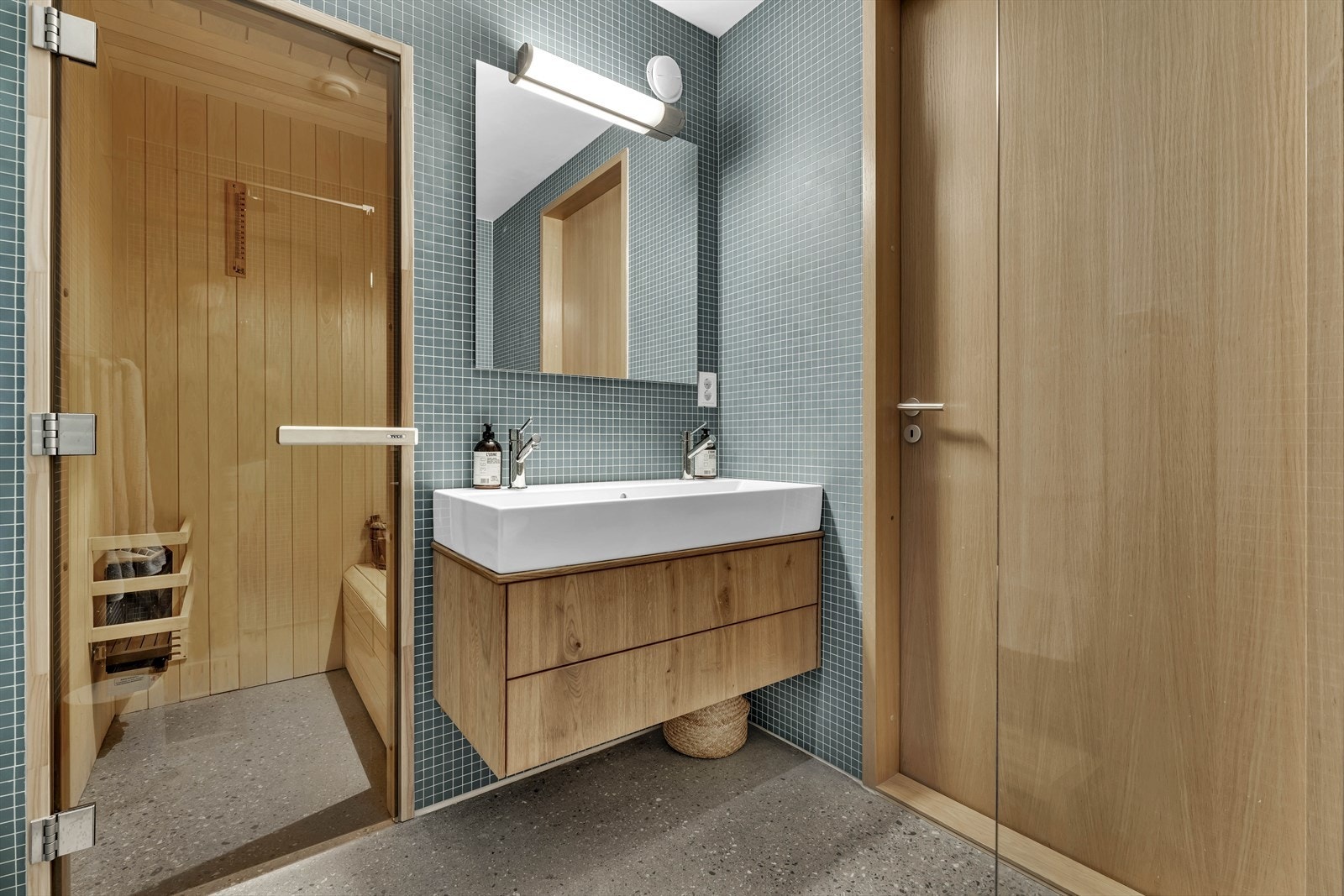 Innredning i eik med heldekkende servant Galleribilde