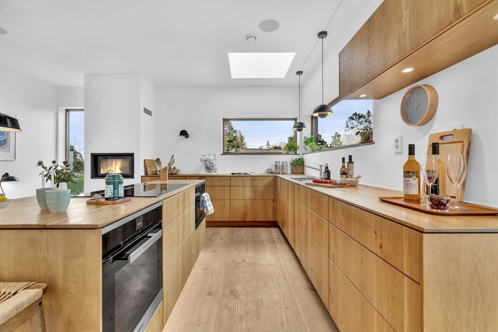 Kjøkkenet holder svært høy kvalitet, og har godt med plass til oppbevaring Galleribilde