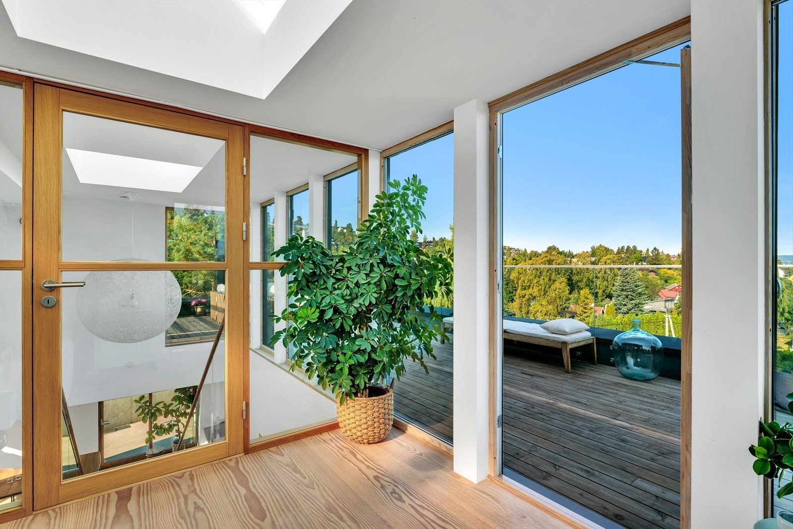 Her er det utgang til en fantastisk takterrasse som går rundt hele takstuen Galleribilde