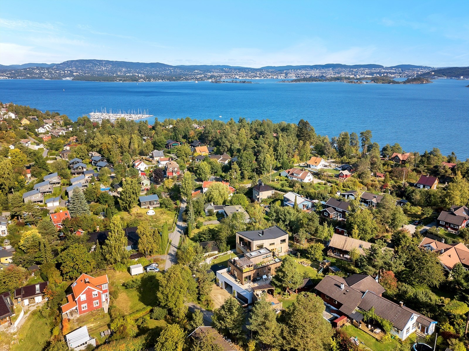 Boligen ligger sentralt på Nesodden med kort vei til ferge, strand og båtliv Galleribilde