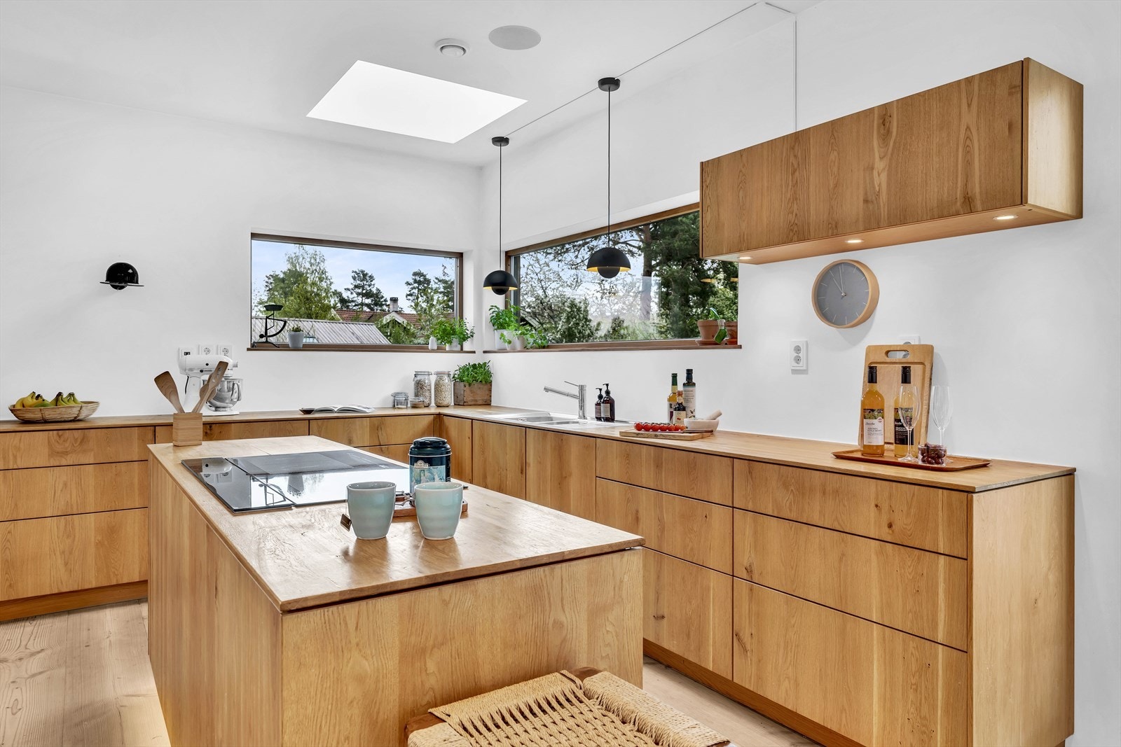 Stort kjøkken i eik, med heltre benkeplate i eik levert av møbelsnekker Galleribilde