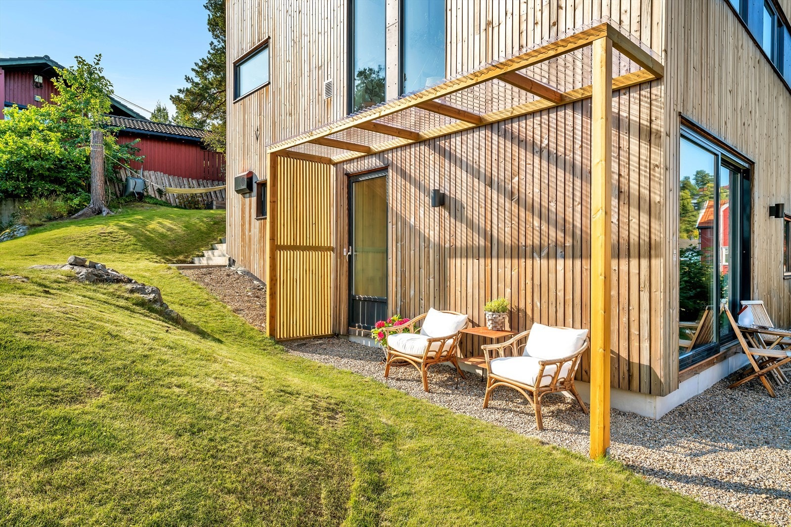 Pergola med tak over inngang til hybel Galleribilde